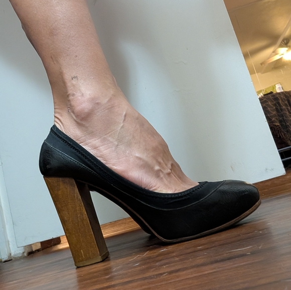 Chloe Vtg Black Leather Pumps Wooden Architectural Heel size 8
